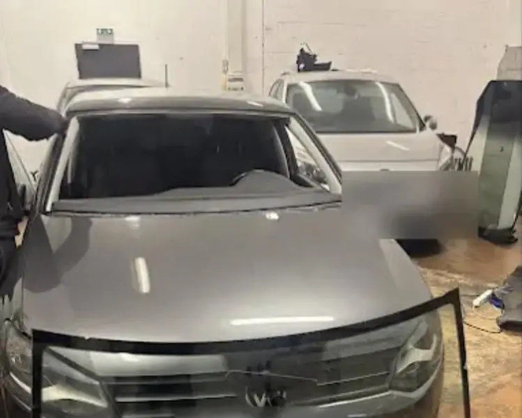 Dépose d'un pare-brise cassé sur une Volkswagen
