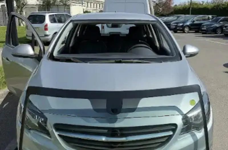 Pare-brise remplacé sur un parking, chez le client